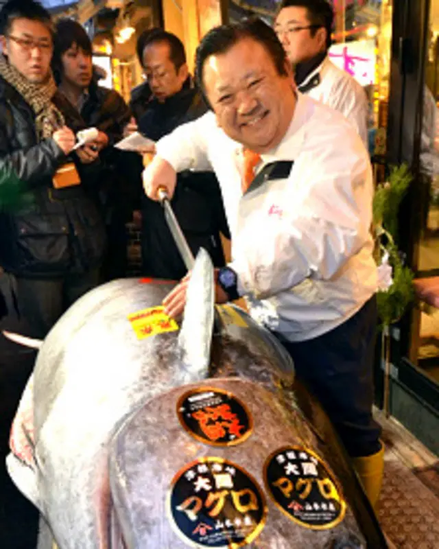 Kiyoshi Kimura con el atún rojo que compró a precio récord