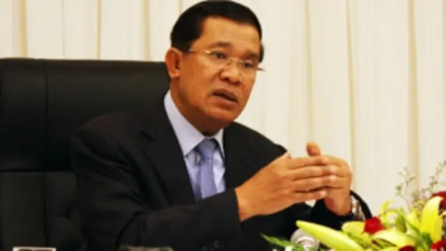 Thủ tướng Hun Sen trả lời phỏng vấn báo chí Việt Nam