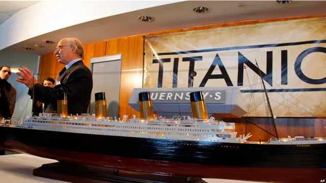 Arlan Ettinger, presidente de la casa de subastas Guernsey"s, junto a una maqueta del Titanic.