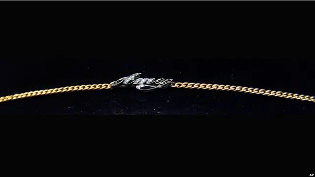 Una pulsera de oro puro con el nombre Amy en diamantes.