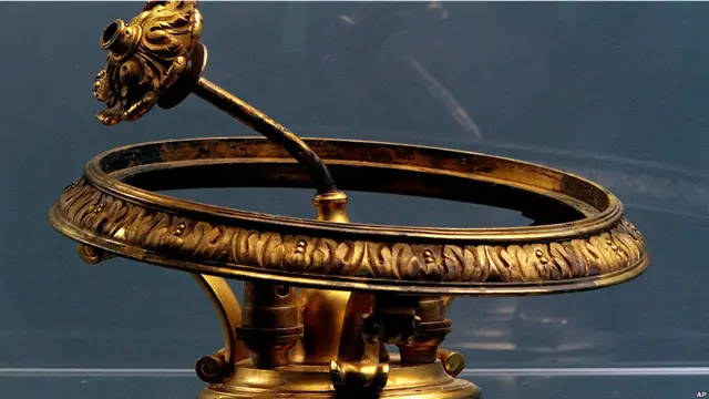 Un candelabro de oro de la sala de fumadores.