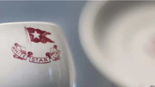 objetos de porcelana pertenecientes a un pasajero de tercera clase.