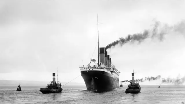 Imagen del Titanic remolcado en Belfast el 2 de abril de 1912.