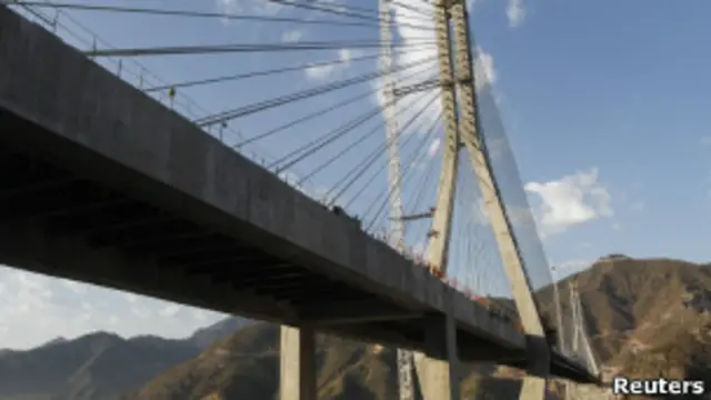 В найвищій точці міст має висоту 403 метри