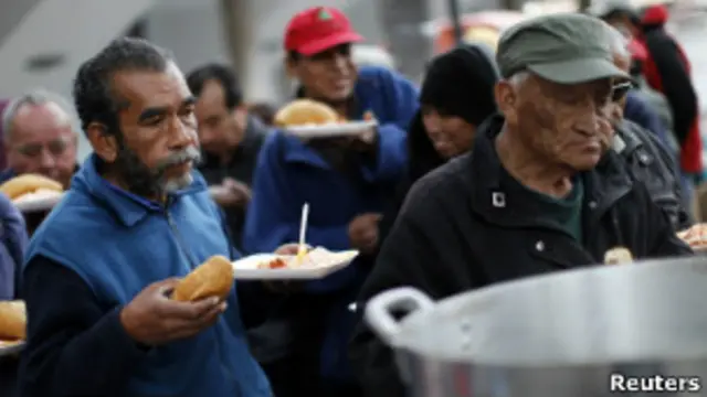 Personas de escasos recursos reciben ayuda en alimentos.