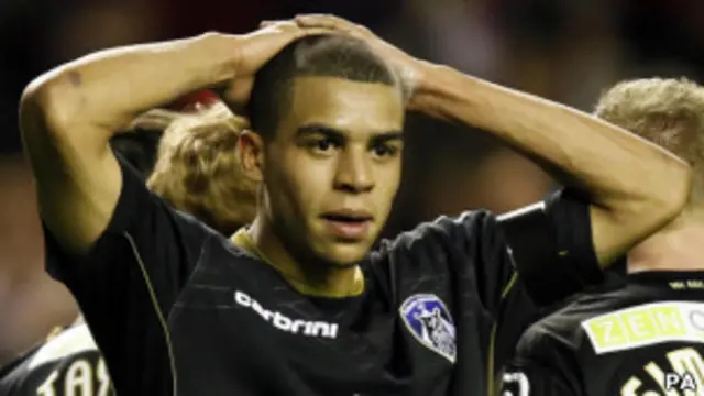 Том Адейеми покидает поле из-за оскорблений фанатов