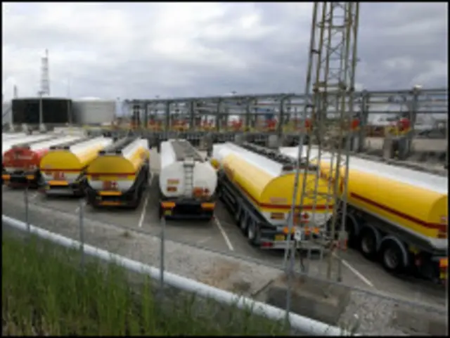  د افغانستان په مارکیټونو کې د سون توکو بیې تېر اوړی د ایران له لورې د تېلو د ترانزیت په برخه کې د ستونزو له رامنځته کېدو راهیسې په پرله پسې توګه پورته روانې دي.