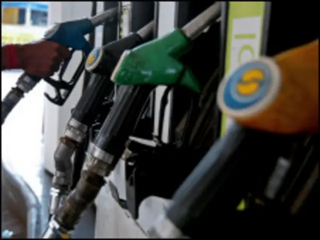 افغان چارواکو په داسې حال کې له ایران نه د تیلو د واردلو په برخه کې د دغه تړون د لاسلیک کیدو خبر ورکړی چې لویدیځ له دغه هیواد نه د تیلو پر رانیولو تازه بندیزونه لګولي.