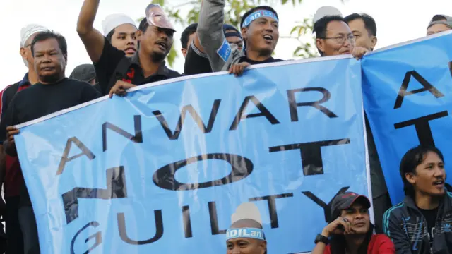 Người ủng hộ ông Anwar mang khẩu hiệu với dòng chữ: "Anwar vô tội".