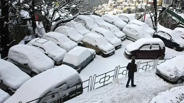 शिमला भी बर्फ़ की चादर में ढका हुआ है. तस्वीर- रॉयटर्स
