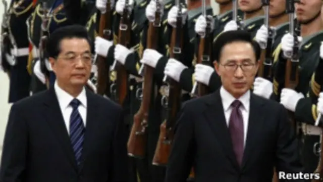 Ông Lee Myung-bak (phải) thăm chính thức Trung Quốc và được Chủ tịch Hồ̀ Cẩm Đào đón bằng quốc tiệc