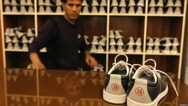 برای ورود به محل بازی بولینگ باید کفش‌های مخصوص اینجا پوشیده شود