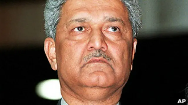 पाकिस्तान के परमाणु वैज्ञानिक अब्दुल कादिर खान ने 2004 में यह स्वीकार किया कि उन्होंने उत्तर कोरिया, ईरान और इराक को परमाणु तकनीक दी.