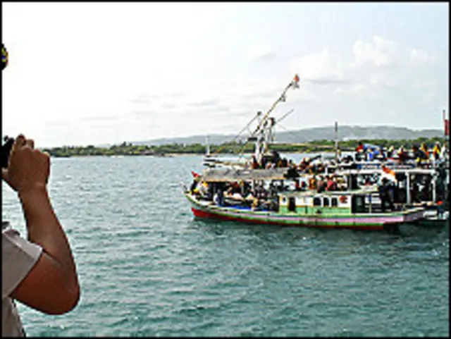 هر کال زرګونه پناه غوښتونکي استرالیا ته د سمندر له لارې د رسېدو هڅې کوي.
