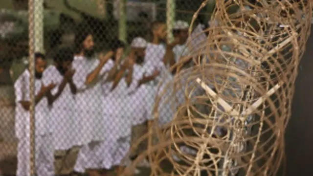 گروهی از بازداشتیان در حال عبادت