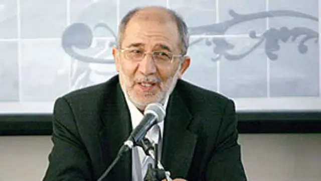 حسین علایی یکی از کسانی است که محمد نوری زاد، مستندساز منتقد حکومت ایران، از آنها خواسته بود به آیت الله خامنه ای نامه بنویسند