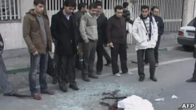 Взрывное устройство сбоку автомобиля установил мотоциклист при помощи магнита