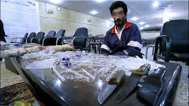 به گفته پلیس از قاچاقچيان مواد مخدر 15 كيلوگرم مواد اوليه توليد شيشه كشف و ضبط شده است.