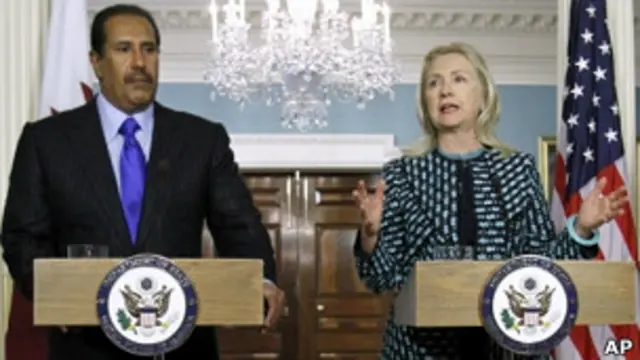 PM Qatar Sheikh Hamad bin Jassim al-Thani dan Hillary Clinton