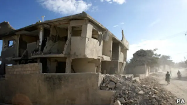 В Порт-о-Пренсе еще многие здания стоят полуразрушенными