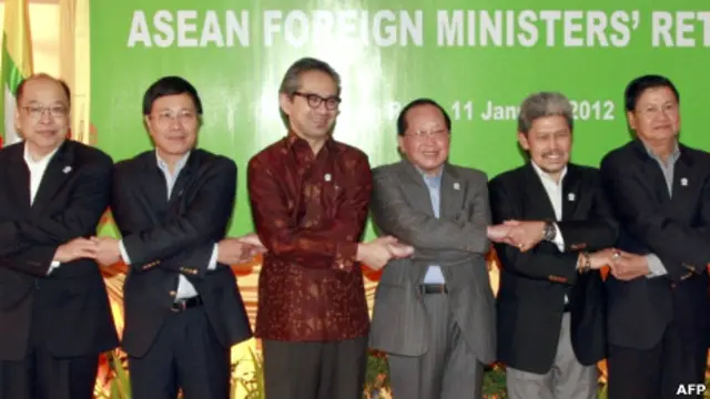 Các ngoại trưởng Asean họp tại Siem Reap (Bộ trưởng Phạm Bình Minh thứ hai bên trái)