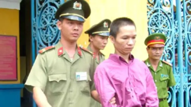 Luật sư bất đồng Trần Quốc Hiển trong một phiên tòa ở thành phố Hồ Chí Minh vào năm 2007