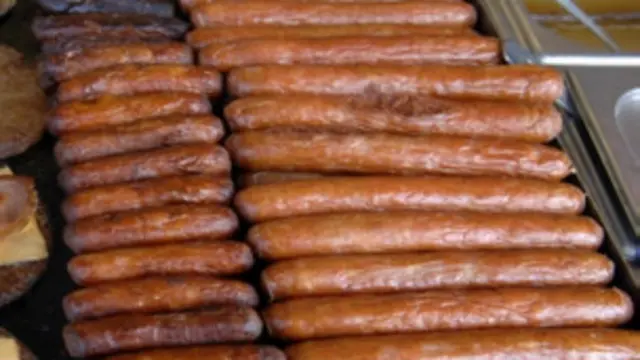 گوشت فرآوری شده، از جمله سوسیس و کالباس، خطر ابتلا به سرطان را افزایش می دهد