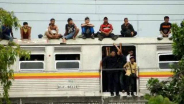 PT KAI berencana menghapus KRL ekonomi karena alasan keamanan dan kenyamanan.