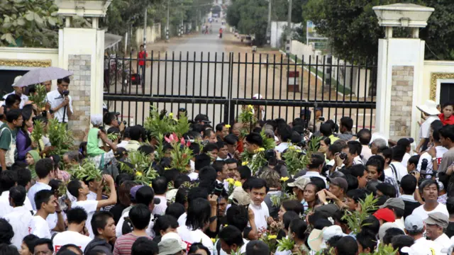 Keluarga di depan penjara