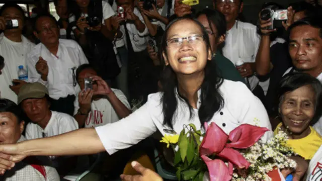 Nụ cười tự do của Nilar Thein, sinh viên tranh đấu được thả ngày thứ Sáu lịch sử