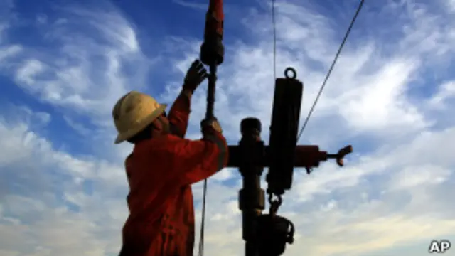 افغانستان وايي د امو سیند د تیلو له حوزې د تېلو د راایستلو لومړني چارې پيل کړي