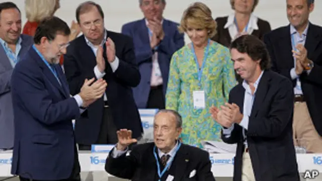 De izqda a dcha en primer plano: Mariano Rajoy, Manuel Fraga y José María Aznar.