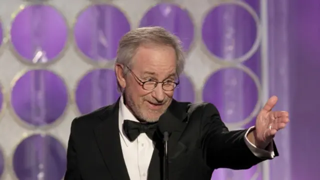 ن ایوارڈز میں ہدایتکار اور پروڈیوسر سٹیفن سپیل برگ کی فلم ایڈونچرز آف ٹن ٹن کو بہترین اینیمیٹڈ فلم جبکہ ایرانی فلم ’اے سیپریشن‘ کو غیر ملکی زبان کی بہترین فلم قرار دیا گیا۔