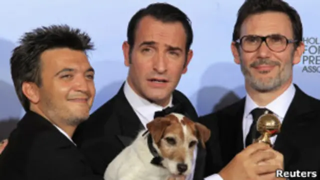 Nhà sản xuất Thomas Langmann (trái), diễn viên Jean Dujardin (giữa) và đạo diễn Michel Hazanavicius (phải) đã được hưởng hương vị chiến thắng tại giải Quả Cầu Vàng với phim The Artist.