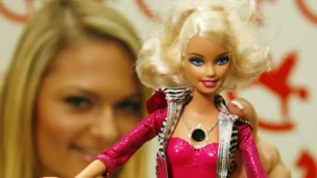 مخالفان عروسک باربی در ایران می گویند که آن مروج ارزشهای غربی است