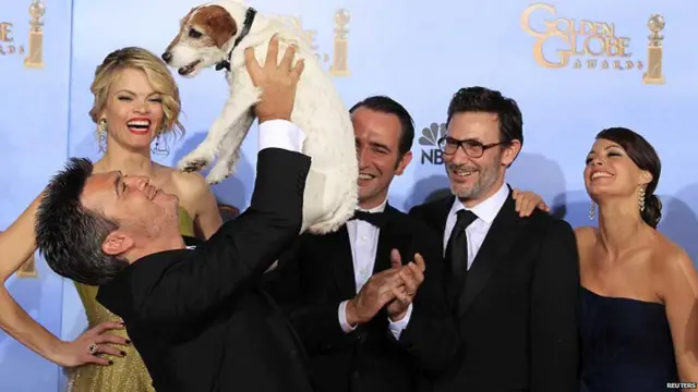 《艺术家》剧组获奖后与片中担纲的宠物狗同喜同庆