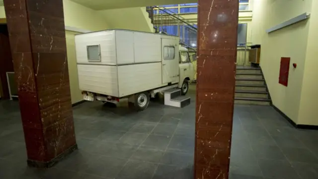 یہ عمارت پچاس ایکڑ پر ہے اور جرمنی کی حکومت نے اس آرائش پر چودہ ملین ڈالر خرچ کیے ہیں۔ 