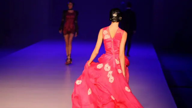 ькість тих, хто привіз показувати одяг не здається надмірною, якщо врахувати, що на показ моди приїхало 110 торгових представників від 5300 покупців одягу з 43 країн та регіонів.