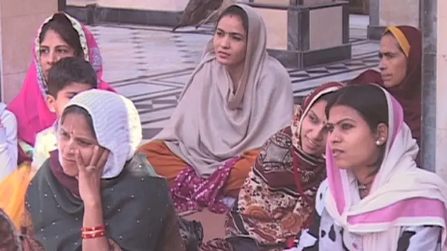 ’تقریباً پانچ ہزار ہندو ہر سال بھارت جا رہے ہیں جبکہ سکھ برادری کے مطابق، 128 سکھ خاندان گذشتہ کچھ سال میں ہمسایہ ملک گئے‘