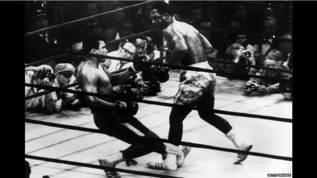 Джо Фрейзер отправляет в нокаут Мохаммеда Али