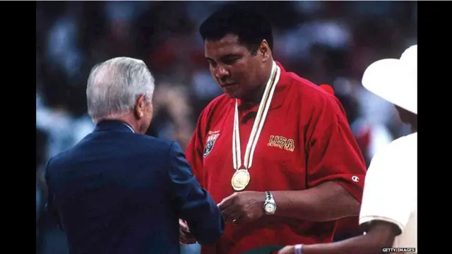 Мохаммед Али в Атланте получает "почетную" золотую медаль Олимпийских игр