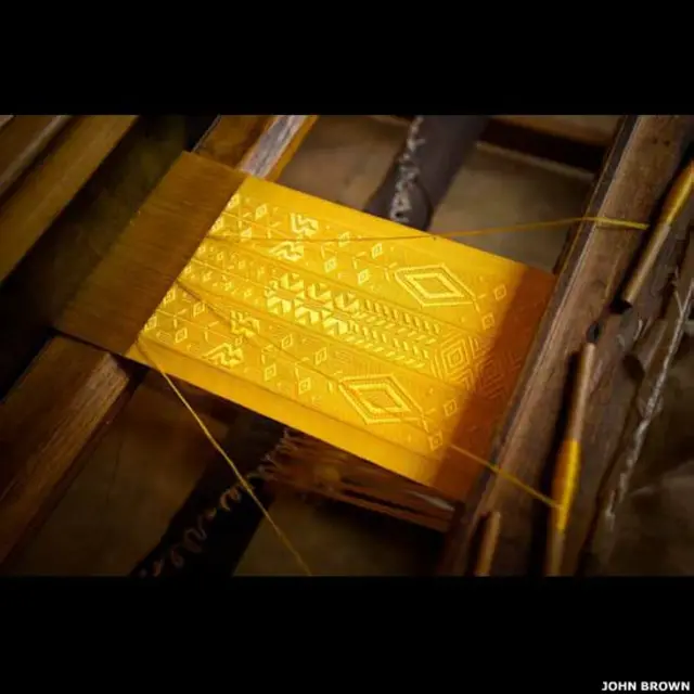 الوشاح الحريري المطرز