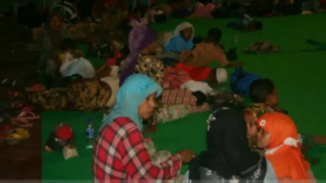 Sidang penodaan agama dengan terdakwa pemimpin Syiah di Sampang, Madura, diawali penyerangan dan pengusiran warga Syiah di kota itu.