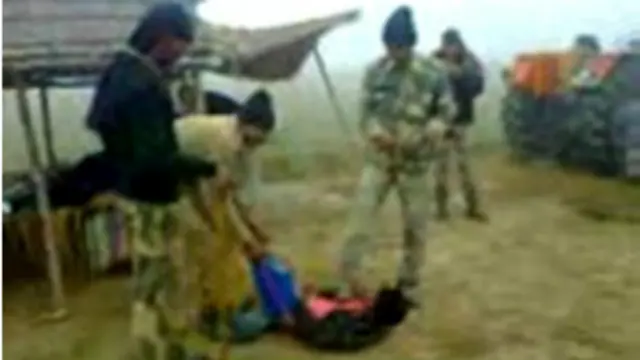 बीएसएफ़ जवान पिटाई करते हुए