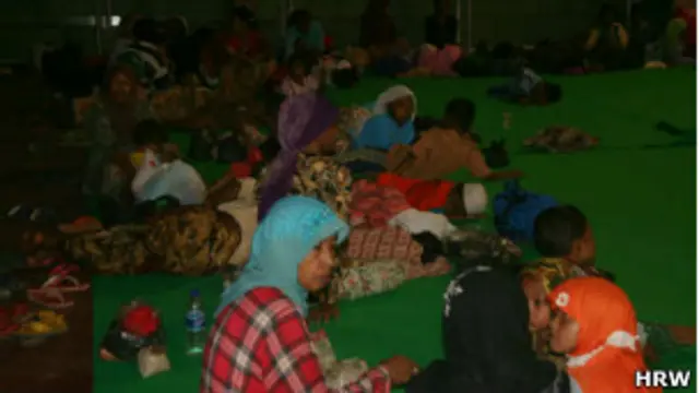 Pengungsi Syiah mengungsi di GOR Sampang selama dua pekan