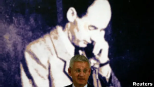 Карл Бильдт, на заднем плане фото Рауля Валленберга