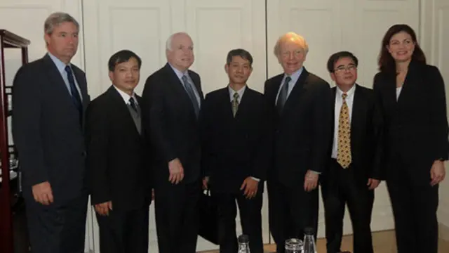 Các vị S. Whithouse, Nguyễn Văn Đài, J. McCain, Phạm Hồng Sơn, J.Lieberman, Lê Quốc Quân và bà Kelly Ayotte
