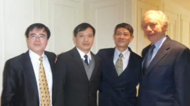 Ông Joseph Lieberman (bìa phải) đã chụp ảnh với ba nhà vận động dân chủ Việt Nam