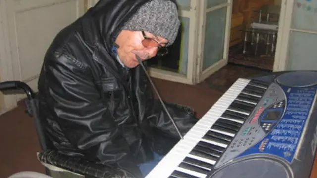 Jinsiy aloqa Sveta Dasha Eshakni yubkada yalash