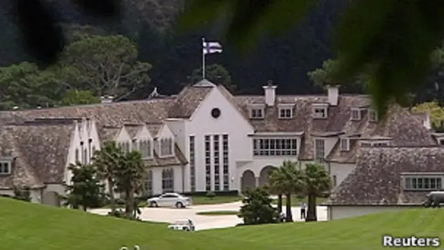 La policía neozelandesa llevó a cabo una redada en la mansión de Kim Schmitz, situada a 30 kilómetros de la capital, Auckland.